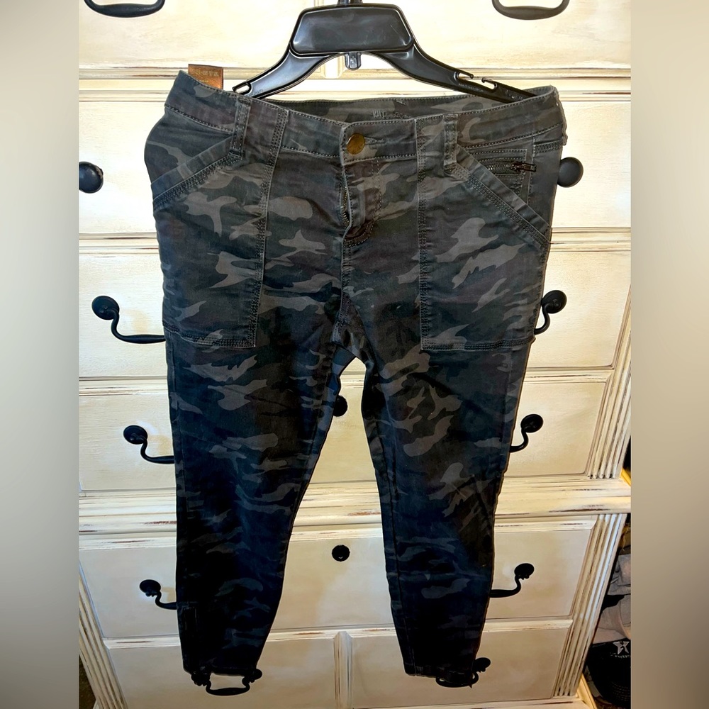 Kut from the kloth Theresa zipper detail printed cargo skinny pant